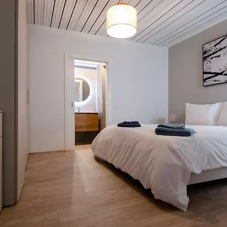 Apartment Chic 2br Steps From The Seafront