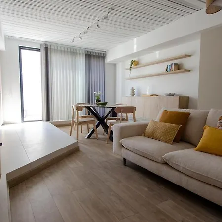 Chic 2br Steps From The Seafront