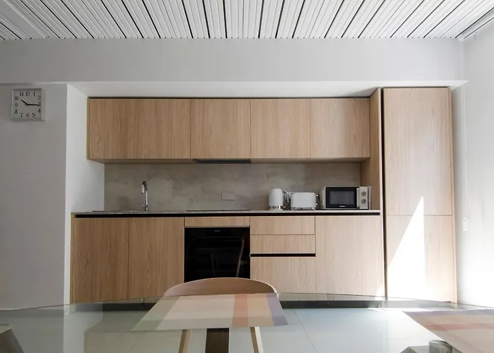 Chic 2br Steps From The Seafront דירה