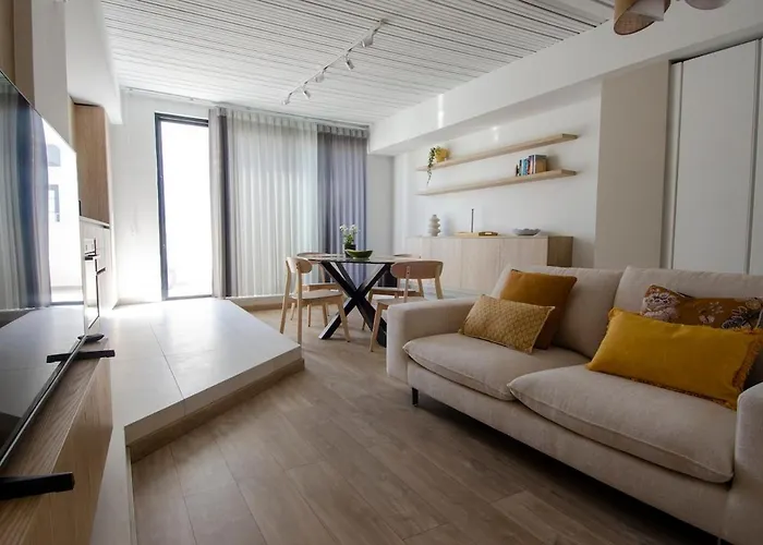 Chic 2br Steps From The Seafront