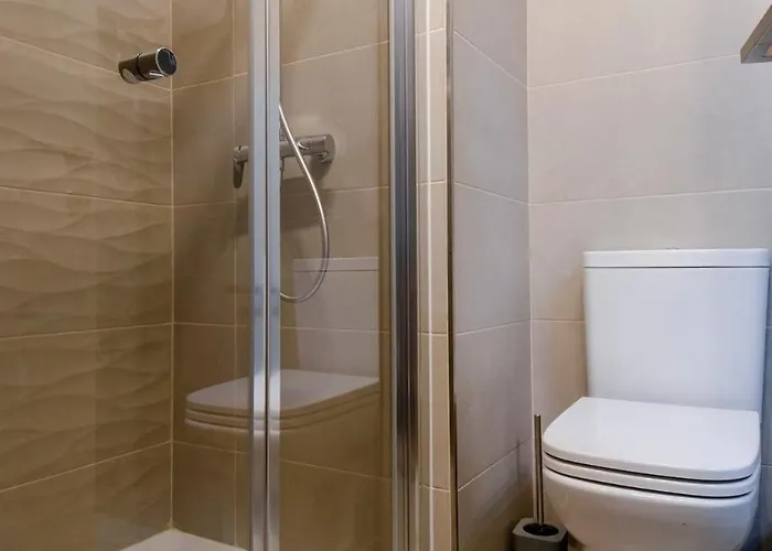 Chic 2br Steps From The Seafront דירה Gzira