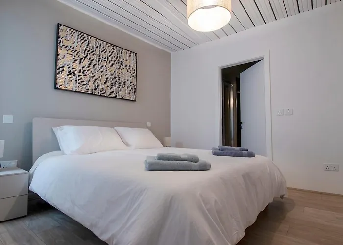 Chic 2br Steps From The Seafront * Gzira