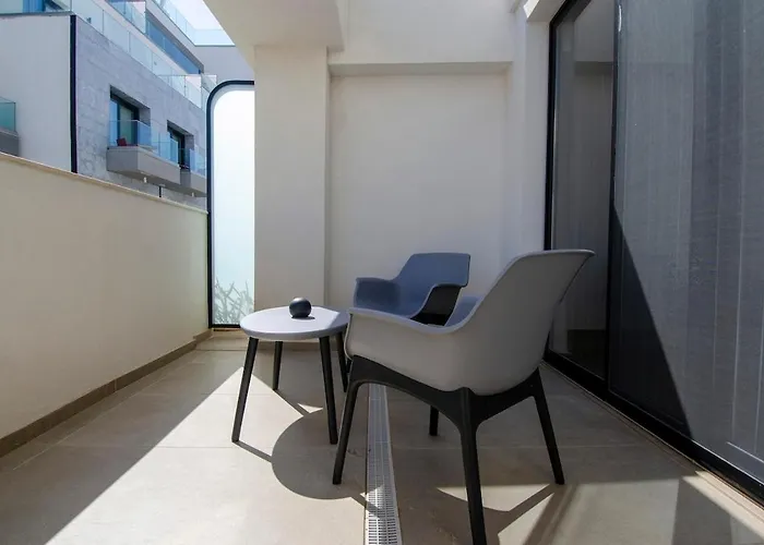 Chic 2br Steps From The Seafront * Gzira