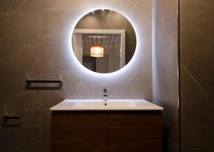 Chic 2br Steps From The Seafront דירה Gzira